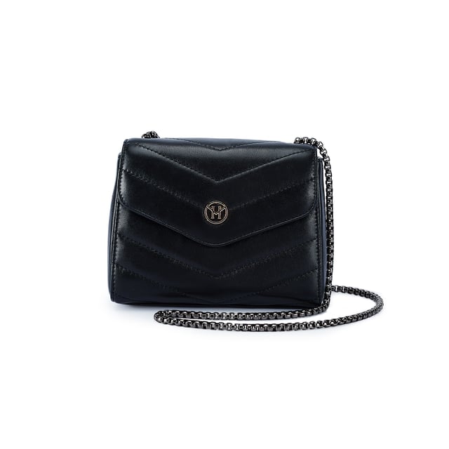 The New English Lady Bag in black is an absolute must-have. The classic black handbag can be combined in many ways and is the ideal companion for all situations in life. This bag from Victoria Hyde London also convinces with its high quality - made of genuine leather. In addition, it impresses with minimalist details - a golden logo plate, a quilted pattern in the leather and a black metal strap decorate the bag. The handbag can be worn over the shoulder as well as a crossbody bag.

Dimensions: 18.5cm x 14.5cm x 7cm
Carrying strap length: 95cm
Carrying strap height: 47cm
Texture: genuine leather