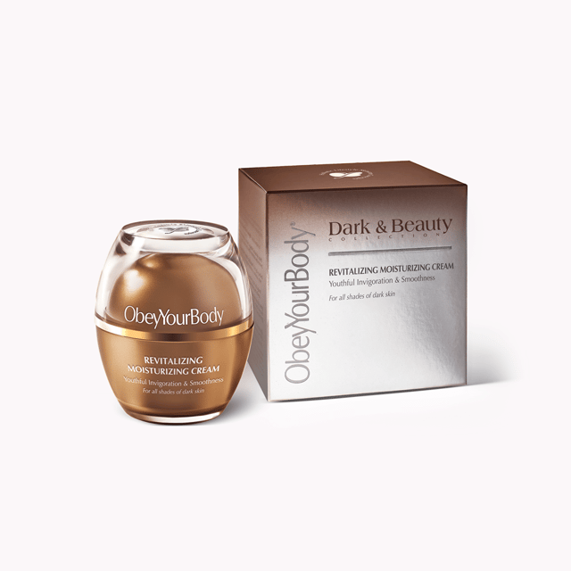 Nivelleren, hydrateren en vernieuwen! Hoeveel supergeladen ingrediënten kun je in één moisturizer stoppen? Deze fluweelzachte crème zit vol met de meest verrijkende plantaardige oliën, antioxidanten, natuurlijke enzymen, peptiden en vitamines van de natuur om je huid volledig te revitaliseren. De crème is speciaal geformuleerd voor de donkere huid en richt zich op een ongelijkmatige huidskleur, terwijl de collageenproductie wordt bevorderd, waardoor de schade door de zon diep wordt gehydrateerd en gecorrigeerd. 50 ml
