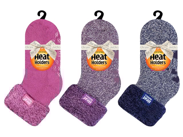 Die gleiche Gemütlichkeit und Wärme wie die ursprüngliche Heat Holders Thermosocke, aber in einer kürzeren Knöchellänge mit gemütlichen Umschlagbündchen. Diese Socken sind ideal zum Faulenzen zu Hause, und wenn Sie sich nicht entscheiden können, welche Sie wollen, keine Sorge, es gibt ein 3er-Paar! Sie enthalten auch einen rutschfesten Gripper an der Unterseite für maximalen Halt auf Holz- oder Fliesenböden in Innenräumen. Eingewickelt in ein hübsches Band mit der Aufschrift "Just for you" sind diese Lounge-Socken ein tolles Geschenk, ob zu Weihnachten oder einem anderen Anlass. Die Heat Holders sind dick, klobig und haben eine Tog-Einstufung von 2,34. Sie werden aus einem speziell entwickelten schweren Garn hergestellt, das extreme thermische Eigenschaften hat. Mit ihrer langflorigen Polsterung tragen diese Thermosocken dazu bei, dass sich die Füße rundum wohl fühlen und unterstützt werden. Die Innenseite jeder Socke ist intensiv gebürstet, was sich nicht nur sensationell weich anfühlt, sondern auch die warme Luft nahe an der Haut einschließt und die Füße länger warm hält, selbst an den kältesten Tagen. Jedes 3er-Pack kommt mit 3 verschiedenen Farben, ist für Damen in Einheitsgröße und besteht aus 58% Acryl, 36% Polyester, 5% Nylon und 1% Elastan. Sie sind außerdem bei 40° in der Maschine waschbar. Nicht im Trockner trocknen.