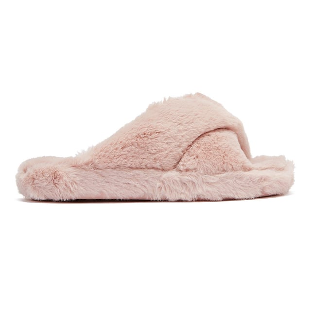 Schuif deze herfst in Lopply voor een luxueus gevoel van warmte en comfort. Een crossover pantoffel gemaakt van imitatiebont met Ted Baker Branding en verpakt in een geschenkdoos.