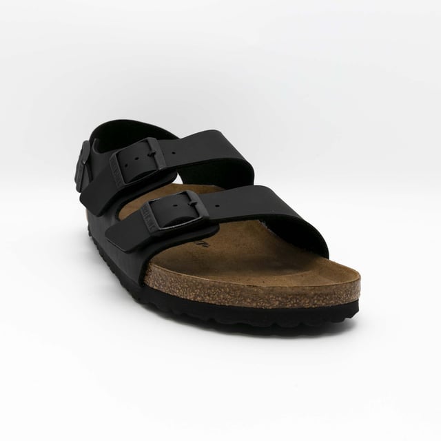 Especificaciones: Sandalia en ecopiel con plantilla anatómica, doble hebilla y suela estrecha. Ideal para ocio. Corte: Ecopiel Cordón: Cordón plano Tipo de suela: Suela antideslizante Numerada: UK