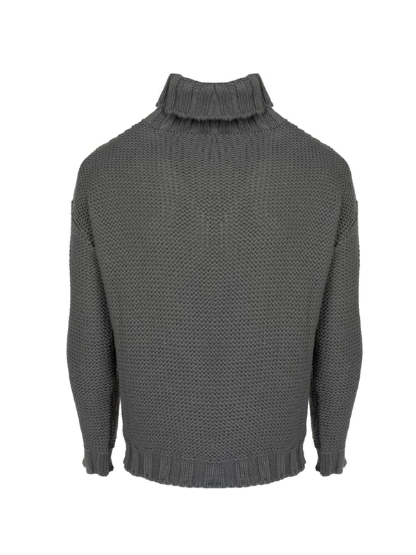 Der durchgesteppte Pullover ist eine perfekte Wahl für kühlere Tage, der Eleganz und Komfort vereint.

Die einheitliche Farbe macht ihn sehr universell und einfach zu verschiedenen Stilrichtungen, sowohl casual als auch formeller, zu kombinieren.

Der Rollkragen verleiht ihm Klasse und Wärme, schützt den Hals vor kaltem Wind und verleiht gleichzeitig einen stilvollen Look.

Der lockere Schnitt sorgt für Bewegungsfreiheit und Tragekomfort, ideal für den täglichen Gebrauch sowie für Wochenend-Outfits.

Hergestellt in Italien, was die höchste Qualität der Verarbeitung garantiert und die Aufmerksamkeit für jedes Detail gemäß der Tradition des italienischen Handwerks sicherstellt.