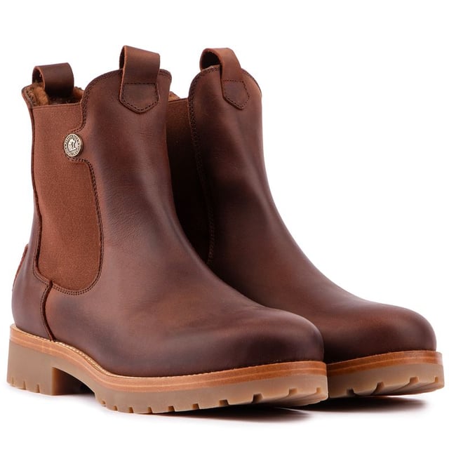 Treten Sie stilvoll aus und seien Sie bereit für die wechselnde Jahreszeit mit Nachhaltigkeit im Sinn, mit diesen Francesca Igloo Boots von Panama Jack. Diese lässige Chelsea Boot kommt in wasserdichtem Leder und ist warm gefüttert für zusätzlichen Komfort und gemütlich. Die dicke, robuste Sohle und der markengeschützte Metallknopf vervollständigen diese vielseitige Klammer.