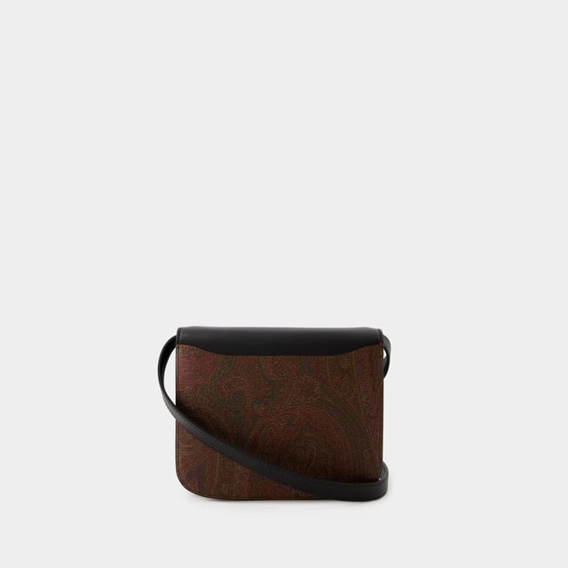 La bandolera Tracolla deEtro en piel negra encarna la elegancia italiana con su diseño sofisticado y atemporal. Fabricado en piel de alta calidad, este bolso combina funcionalidad y estilo, ofreciendo un espacio práctico sin renunciar a la estética. Con su refinado encanto y su versátil tono negro, la bandolera Tracolla deEtro es un accesorio imprescindible para dar un toque de lujo al día a día. Doble transporte: una correa ajustable para el hombro. Material: algodón. Forro: algodón. Cierre: broche de langosta. Width: 20. Height: 16. Length: 5.