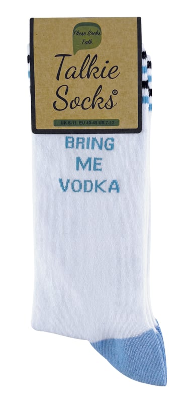 Wil je indruk maken met je nieuw gevonden sokkenswag? Kijk dan eens naar het verfrissende nieuwe merk Talkie Sokken met hun uitgebreide nieuwe collectie. Dit assortiment van bring me a beer & wodka sokken (niet gemengd) is een ideaal cadeau voor iedereen die op zoek is naar een kleine voor een vriend of familielid. Of misschien wilt u anderen gewoon vertellen dat u wanhopig graag uw favoriete drankje bij u wilt laten bezorgen. Het logo van Talkie Sokken is op de voet van de sok gedrukt. Deze zachte katoenen crew-sokken hebben gebreide ontwerpen van berichten waarvan je misschien wilt dat mensen ze opmerken aan je voeten. Kies tussen het eisen van een biertje of wodka met dank aan Talkie-sokken. Op de ene sok staat 'TALKIE SAYS' en op de andere staat 'BRING ME BEER' of 'BRING ME WODKA'. Het hoofdgedeelte van de sok is wit, maar er zijn ook blauwe en gele afwerkingen op elk van de sokken. Als cadeau zijn deze sokken een briljant idee voor een geheime kerstman of kousvuller. Ze zijn ook gemaakt van ademend katoen en zijn katoenrijk met een gehalte van 70% katoen, 28% nylon en 2% elastaan. In tegenstelling tot sommige andere design sokken, richt Talkie Sokken zich ook op comfort. Ze hebben ook een handgeknoopte teen om de prikkelbaarheid van de teennaad te verminderen, waardoor je voeten niet alleen stijlvol maar ook blij worden. Deze sokken zijn verkrijgbaar in maat 39-45 EU en zijn per paar verkrijgbaar. Ze zijn ook veilig wasbaar in de machine.