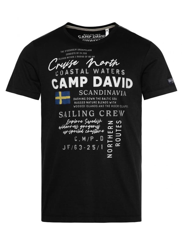 Dieses Herren-T-Shirt kombiniert modernes Design mit sportlichen Akzenten. Die normale Passform und der Rundhalsausschnitt mit Rippblende sorgen für einen klassischen Look, während ein gestreiftes Necktape im Inneren einen Hauch von Raffinesse hinzufügt. Kontrastnähte an den Schultern setzen dynamische Akzente und betonen die maskuline Silhouette. Der Front-Print mit Rubber-Details verleiht dem Shirt einen coolen, strukturierten Look. Ein kleiner Logo-Print auf der Rückseite und ein Label-Patch am linken Ärmel runden das Design ab. Das weiche Material bietet höchsten Tragekomfort, ideal für jeden Tag. Ein perfektes Shirt für den stilbewussten Mann, der Wert auf Details legt. Ob lässig oder sportlich, dieses T-Shirt ist ein echter Hingucker.