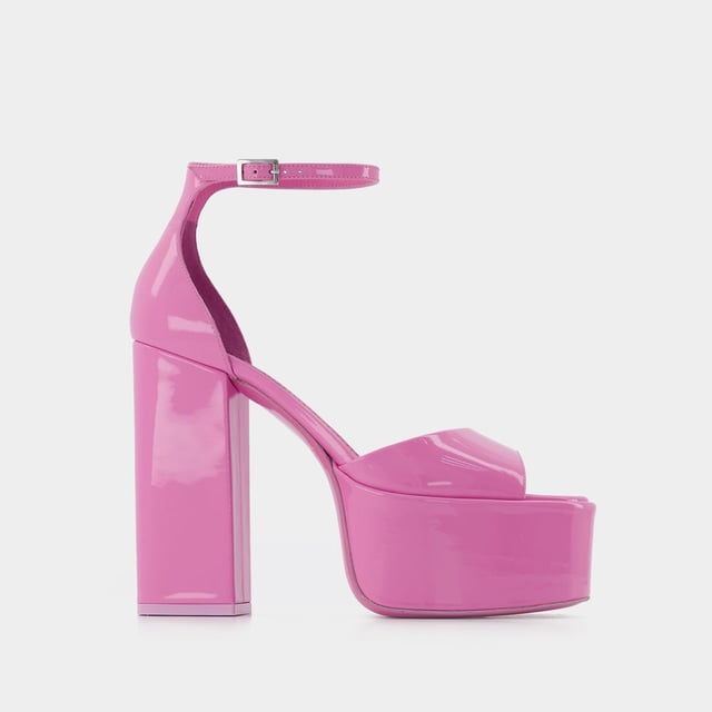 Inspiradas en las pasarelas del momento, estas sandalias de Paris Texas presentan un vertiginoso tacón y una plataforma XL. Llévalas con un minivestido o unos vaqueros crop. Altura del tacón: 13 cm. Colores: rosa - flamenco. Material principal: charol de becerro. Material de la suela: cuero. Cierre: correa de tobillo con hebilla. Forma de la punta: almendra abierta. Ajuste: fiel a la talla - Tallaje: europeo.