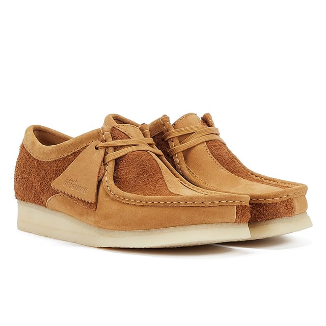 Introducing buttery tan suede uppers paired with a natural rubber crepe sole, finished elegantly with three Clarks Originals fobs.