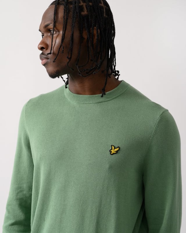 We know the value of a well-made staple, so classic pieces like this jumper form the core of our Lyle & Scott collections. It's been knitted from soft 100% cotton and has a slim fit – perfect for layering under a jacket.
- Round neck
- Long sleeves
- Ribbed hemline, cuffs and neckline
- Composition: 100% cotton