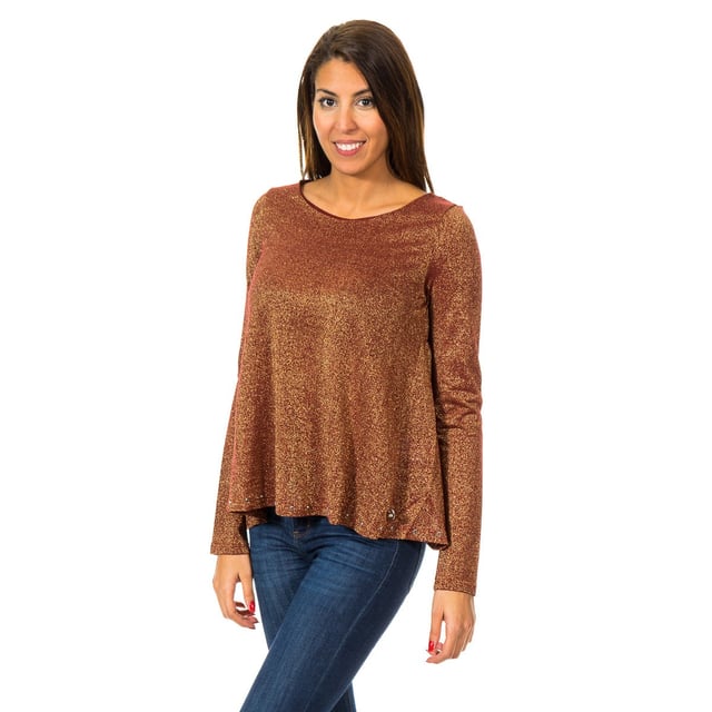 Jersey manga larga.
Color Burdeos-brillante dorado
Cuello redondo. 
Aplicación metálica personalizada por la marca, en el lateral inferior frontal. 
Cinturilla con aplicación de brillantes de Strass. 
Forro interior en color burdeos. 
Obertura trasera en forma de rombo en el frontal. 
Costuras vistas a tono.
 
Composición:  100% Viscosa

- Lavar máximo a 40ºC.
- Planchar a media temperatura, máx. 110ºC.
- Permite usar secadora.
- No usar lejía.
- No admite el  lavado en seco.