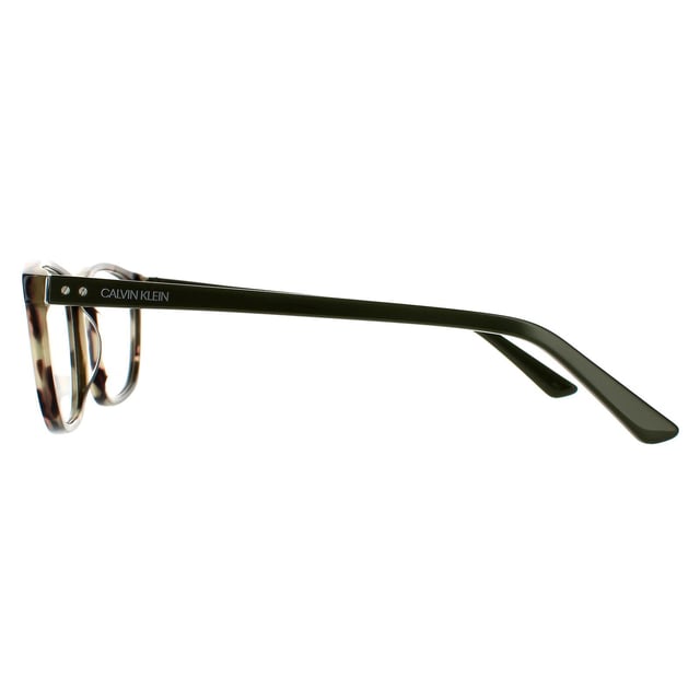 Las monturas de gafas de sol cuadradas para hombre Calvin Klein Square Cargo Tortoise CK20511 tienen un diseño cuadrado que presenta elementos vintage, como los pasadores en las patillas hechos a mano que brindan una mayor resistencia y durabilidad. La marca Calvin Klein se destaca en las patillas para garantizar la autenticidad de la marca.
