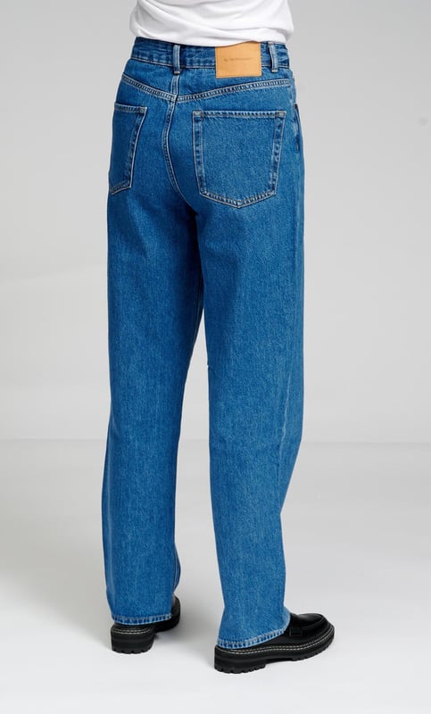 Raka jeans från TeeShoppen
Jeans från TeeShoppen är smarta, bekväma och snygga, vilket gör dem till ett perfekt val för alla outfits året runt. Bra och bekväma jeans kan komplettera varje look. Här kan du se jeans i färgen blå.

 Vilken storlek har jeansen?  
Jeans finns i 24 olika storlekar. Se och välj din storlek under "storlek". Storlekarna är anpassade för kvinnor.

 Om TeeShoppen
På TeeShoppen tror vi inte alltid att pris och kvalitet går hand i hand, och vi vill bevisa det. Vårt sortiment består av olika coola basplagg som kan passa in i vilken garderob som helst. Och det är inte tråkigt bara för att det är basic. Vårt klädutbud är utformat för att vara lätt att styla och tillverkat av de bästa materialen. Detta säkerställer att du har bekväma kläder som kan användas för alla tillfällen. Vill du ha en tidlös leverantör av mode för både män och kvinnor? Då har du kommit till rätt ställe. På TeeShoppen betalar du inte för dyra varumärken och kostnader, bara för kvalitet och service, vilket är viktigt för oss. Vi utökar ständigt vårt sortiment, så att du alltid kan köpa det senaste modet från oss.