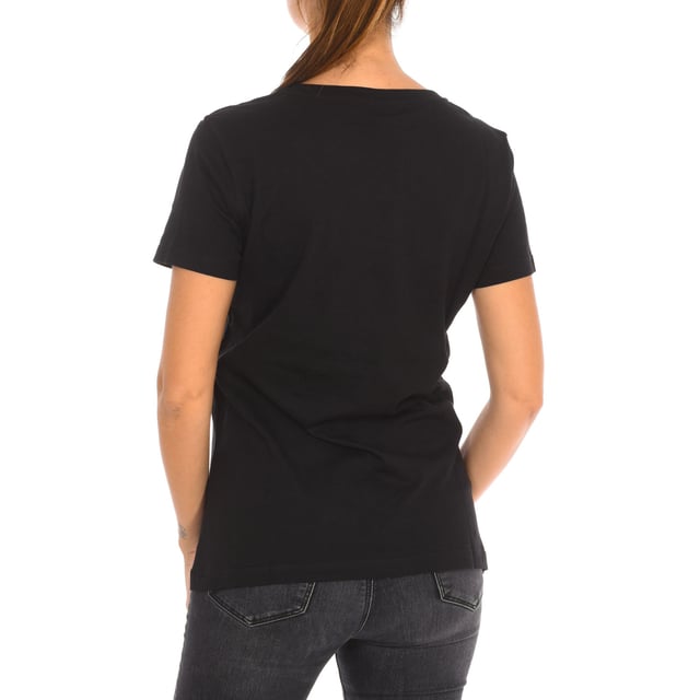 North Sails short sleeve t-shirt.
 Round neckline with ribbed finish.
 Brand print on the front.
 Seams seen in tone.
 Composition: 100% cotton
 Care:
Wash at maximum temperature 30º.
 Iron at medium temperature.
 Do not use dryer.
 Do not use bleach.
 Do not dry clean.