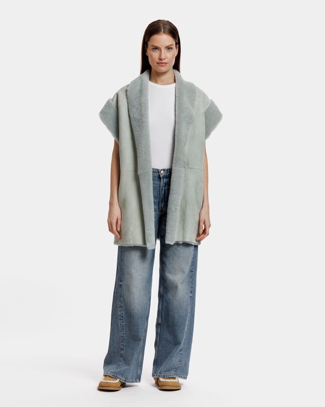 Een oversized gilet van echt schapenvacht. Het gilet is volledig omkeerbaar, voor twee verschillende looks. Zowel aan de pluizige als aan de gladde kant zitten zakken op de heupen.
