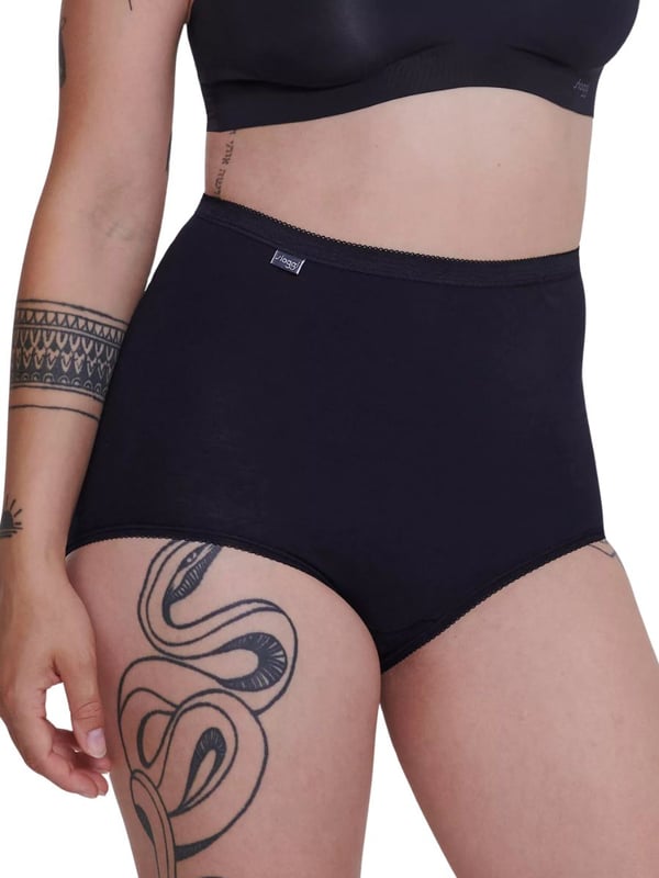 Maxi Slip für Frauen im praktischen 4er Pack von der Marke Sloggi. Einfarbige Shorts mit kleiner Spitze am Bund und Beinabschluss. Hoher Tragekomfort und perfekte Passform.