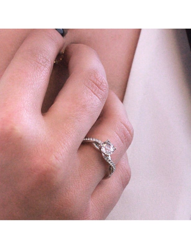 Raffinerad, elegant, vår Eleanor-ring är gjord för dig. Den består av kvalitetskristaller, låt dig förföras av den här ringen och du kommer aldrig att lämna den.