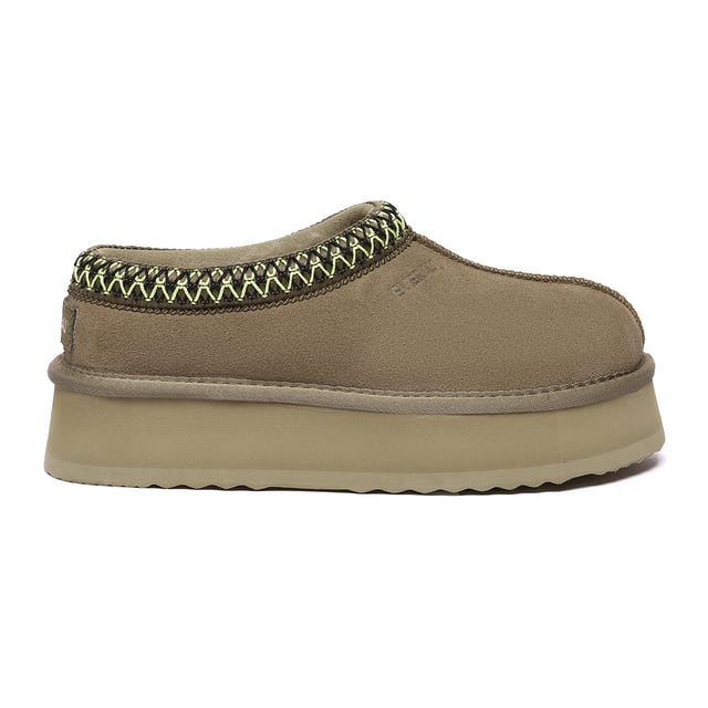 Entra en la sofisticación y la comodidad con las zapatillas de plataforma Wonga, que cuentan con una elegante suela de plataforma. Con cinco versátiles opciones de colores neutros, incluidos el castaño y el oliva, estas zapatillas realzan sin esfuerzo cualquier conjunto con discreta elegancia.