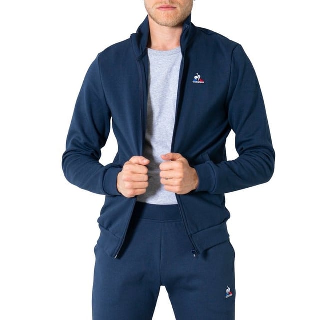 Marke: Le Coq Sportif Geschlecht: Herren Typ: Sweatshirts Saison: Herbst/Winter PRODUKTBESCHREIBUNG • Farbe: blau • Muster: Druck • Verschluss: mit Reißverschluss • Ärmel: lang ZUSAMENSETZUNG UND MATERIAL • Zusammensetzung: -15% Baumwolle -85% Polyester • Waschen: Maschinenwäsche bei 30° -15% Baumwolle -85% Polyester