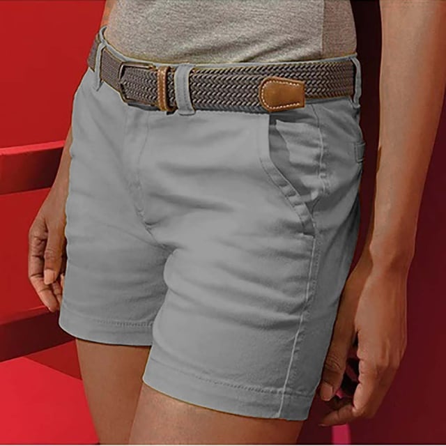 Damesklassieker in een zachte stoffen uitvoering. Ritsvlieg met knoopsluiting in de taille. Riemlussen. Twee schommelzakken aan de zijkant en achteraan met knoopsluiting. XS: 8, S: 10, M: 12, L: 14, XL: 16, 2XL: 18.