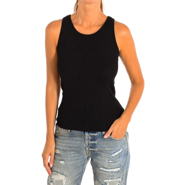 Sleeveless top Le temps des Cerises.
 Color Black
 Suitable and casual for every day.
 Classic round neck.
 Ribbed texture.
 Seams seen in tone.

 Composition: 45% Viscose, 30% Cotton, 16% Polyester, 9% Metallic fiber.

 -Machine wash at a maximum temperature of 30º.
 -Do not use a dryer.
 -Do not use bleach.
 -Iron temperature max. 110º.
 -Do not dry clean.
 Composition: 45% Viscose, 30% Cotton, 16% Polyester, 9% Metallic fiber.
 Care:
-Machine wash at a maximum temperature of 30º.
 -Do not use a dryer.
 -Does not use bleach.
 -Iron maximum temperature 110º.
 -Do not dry clean.