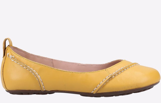 Fügen Sie in dieser Saison einen Farbtupfer zu Ihrem Sommeroutfit mit unseren Janessa Ballerinas hinzu. Hergestellt aus echtem Leder und einer bequemen Polstersohle, perfekt abgerundet mit Nähdetails für einen trendigen Look.