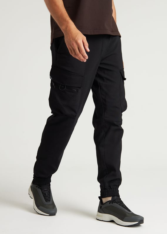 Passform & Material Die Rift.L Flow ist eine schmal zulaufende Cargohose aus einem modernen und technischen Stretch-Baumwollmix. Diese Cargohose hat eine reguläre Passform um die Oberschenkel herum und verengt sich allmählich in Richtung der Knöchel. Durch die Reißverschlüsse an den Knöcheln ist eine individuelle Anpassung möglich.  Details Diese Cargohose verfügt über 7 Taschen, darunter zwei 3D-förmige Cargotaschen mit Druckknopfverschluss. Die rechte Tasche ist mit einer zusätzlichen Tasche-auf-Tasche mit Reißverschluss ausgestattet. Elastische Bänder sind um die Taille und die Knöchel vorhanden. Außerdem ist die Cargohose mit einem Kordelzugverschluss versehen.  Technische Daten  Schmal zulaufende Passform Technischer Stretch-Stoff Verstellbare Knöchelweite 7 Taschen Elastische Bänder Kordelzugverschluss