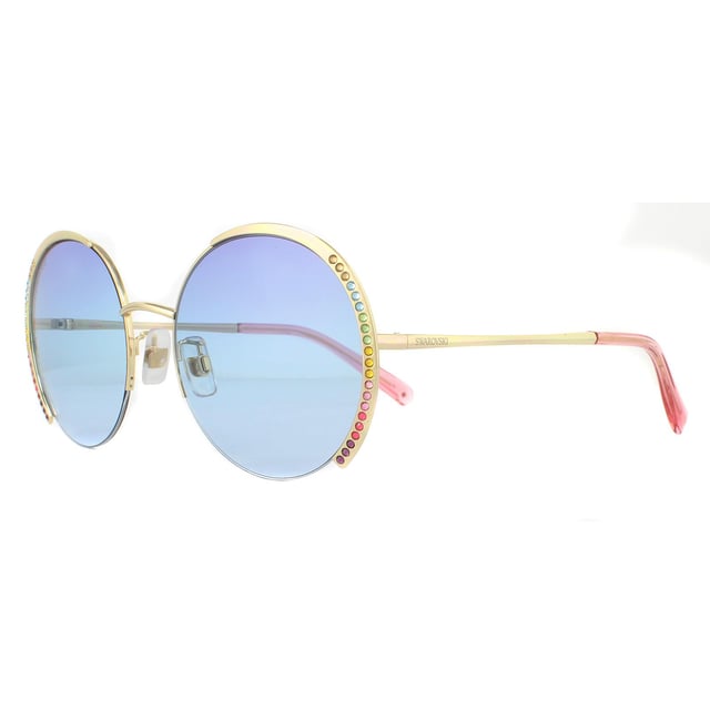 Die Swarovski Sonnenbrille SK0280-H 32W Gold Blue Gradient ist ein glamouröses, rundes Design, das aus schlankem Metall gefertigt und mit Swarovski-Kristallen am äußeren Rand des Rahmens verziert ist.