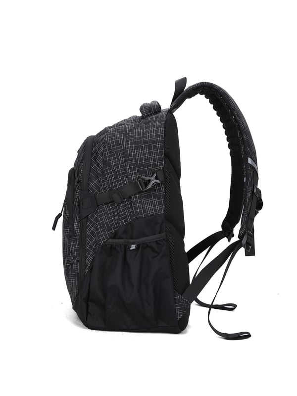 Mochila unisex. El cierre es con cremallera. Los bolsillos internos son bolsillos multifuncionales. Hay tres bolsillos externos con cremallera y dos laterales abiertos. Falta la correa para el hombro. El asa es de tela. Hay un compartimento interno. El material exterior es poliéster. Internamente está forrado en poliéster. Medidas: 49x33x19 cm. Producto de moda