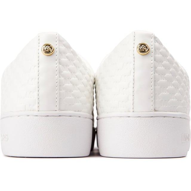 Michael Kors Keaton Entrenadores Esta zapatilla Michael Kors Keaton es lo último en comodidad y estilo. Confeccionadas con una parte superior de cuero blanco puro, con un diseño llamativo, estas zapatillas de deporte estilo cancha cuentan con el hermoso botón dorado MK y el logotipo característico en la suela para una apariencia elegante e informal destacada.