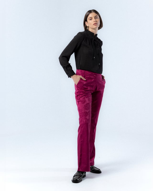 El Pantalón Verónica es una pieza llamativa y elegante para tu armario de otoño. Con su vibrante diseño floral y corte ajustado, este pantalón aporta un toque de sofisticación a cualquier conjunto. Combínalo con blusas ligeras y tacones para un look chic y moderno.
  
  
  
  Pantalón con cinturilla.
  
  Cierre frontal con cremallera y gancho metálico.
  
  Bolsillos laterales.