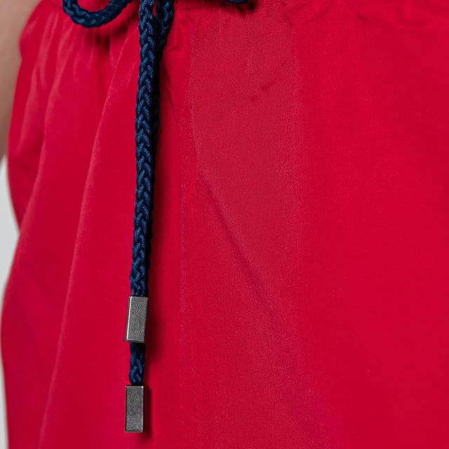 Bañador bóxer Munich.
Cinturilla elástica, ajustable mediante cordones.
Dos bolsillos abiertos con forro de rejilla, en los laterales.
Bordado con el nombre de la marca el lateral inferior.
Bolsillo con cierre de cremallera en la parte trasera.
Bolsillo interior en la parte delantera.
Forro interior de rejilla.
Costuras vistas a tono.
 Composición: 100% Poliéster
 Cuidados:
Lavar a mano.
Se puede planchar.
No usar lejía.
No usar secadora.
No lavar en seco.