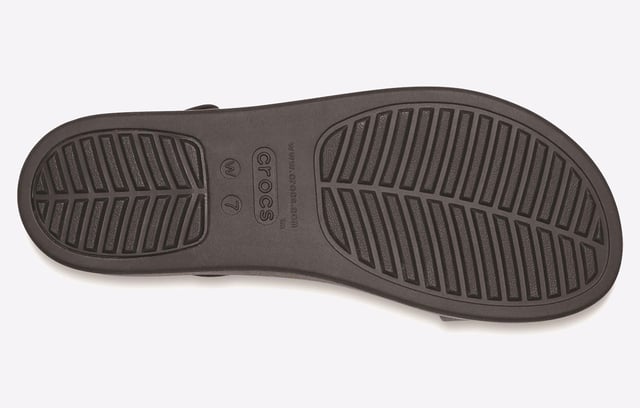 Der Brooklyn Low Wedge bietet Höhe und Komfort und ein superweiches Fußbett, das den ganzen Tag über Halt gibt.
- Elegante Zwei-Riemen-Silhouette mit Fersenriemen für absolute Sicherheit- Revolutionäres LiteRide-Schaumstoff-Fußbett für hervorragenden ganztägigen Komfort- Leichtes Croslite-Fundament minimiert Ermüdung- Weiches, flexibles Matlite-Obermaterial fühlt sich vom ersten Tag an eingefahren an