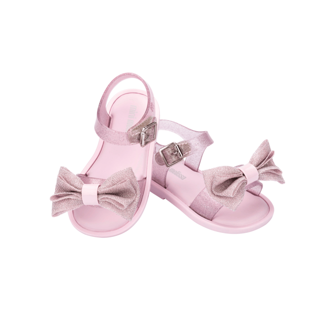 Soft soles, big smiles! The Mini Melissa Mar Sandal Sweet has a classic design that our tiniest M lovers can't get enough of, now back with an even more lightweight feel thanks to its Grenflex insole. The bow on the upper adds a romantic touch that will have your little in the high ranks of fashion!