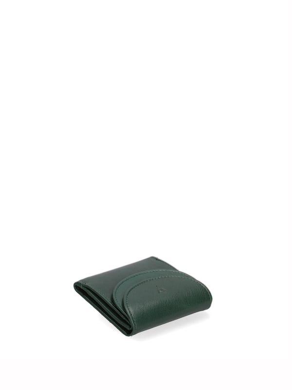 Cartera de hombre. El cierre es con botón de presión. Los bolsillos internos son tarjeteros y porta billetes. Los bolsillos externos son uno frontal con botón magnético. Falta la correa para el hombro. Falta el mango. Hay un compartimento interno. El material exterior es 100% Piel Auténtica. Internamente está forrado en piel auténtica. Medidas: 10x9x2,5 cm. Producto de moda