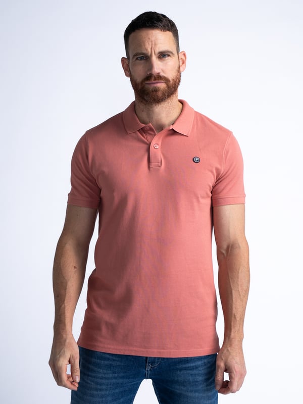 Unifarbenes Poloshirt mit offenem Kragen und Knopfleiste. Das Poloshirt ist mit einem im Brustbereich applizierten, dezenten Logo-Emblem ausgeführt. Hergestellt aus 100 % Baumwolle. Du schwankst zwischen zwei Größen? Nimm die größere Größe! Unifarbenes, klassisches PoloshirtOffener KragenKnopfverschlussDezentes Logo-Emblem100 % Baumwolle