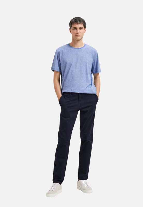 Tauchen Sie ein mit der Herren-Chinohose von Selected Homme. Mit ihrer schlanken Passform und dem schlanken Schnitt an den Oberschenkeln verleiht sie jedem Outfit eine moderne Eleganz. Die Paspeltaschen mit Knopf am Gesäß verleihen der Hose einen Hauch von Raffinesse und Funktionalität. Genießen Sie den ganztägigen Tragekomfort dank der hochwertigen Materialien und der sorgfältigen Verarbeitung. Die seitlichen Eingriffstaschen bieten praktische Aufbewahrungsmöglichkeiten für kleine Gegenstände. Der Reißverschluss und der Knopfverschluss sorgen für einen sicheren Sitz und ein einfaches An- und Ausziehen. Diese Chinohose ist perfekt für Männer, die einen anspruchsvollen Look mit einem Hauch von Lässigkeit suchen. Die Knöchellänge verleiht dem Style einen modernen Touch und ermöglicht es Ihnen, Ihre Lieblingsschuhe zu präsentieren. Die Gürtelschlaufen bieten die Möglichkeit, Ihren persönlichen Stil mit einem Gürtel Ihrer Wahl zu unterstreichen. Von lässigen Wochenendausflügen bis hin zu formellen Anlässen - diese Hose ist vielseitig einsetzbar und passt zu fast jedem Anlass. Erleben Sie den zeitlosen Stil und die Qualität von Selected Homme, die Ihren Look auf ein neues Level heben werden. Gönnen Sie sich den Luxus von Komfort und Stil - mit dieser Chinohose sind Sie immer perfekt gekleidet.