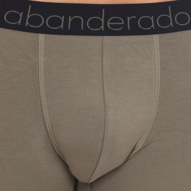 Bóxers Bambú Abanderado.
Color Negro-verde kaki
Cinturilla de goma elástica, con el nombre grabado.
Tejido transpirable y suave.
Frontal anatómico, con capacidad de sujetar sin apretar.
Costuras vistas a tono.

Composición:  93% Viscosa, 7% Elastano

Lavar a temperatura máx. 30º.
- No usar lejía.
- No usar secadora.
- No planchar.
- No lavar en seco.