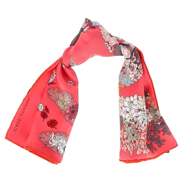 VINTAGE, RRP AS NEW
The Hermès Robe Legere Scarf 90 Rose in Red Silk is a stunning accessory crafted from 100% silk. This elegant scarf showcases a bold outline on a pink background, adding a touch of sophistication and luxury to any ensemble. Perfect for adding a pop of color and elegance to your look, it's a versatile piece that can elevate your style for any occasion.



Hermès Robe Legere Scarf 90 Rose Scarf in Red Silk
Condition: Excellent
Signs of wear:  No sign of wear.
Packaging: None
Color: Red | burgundy
Material: Satin | silk-satin
Size: ONE SIZE
Measurements: Height: 880; Length: 880
SKU: TONPUGBAC399329W
