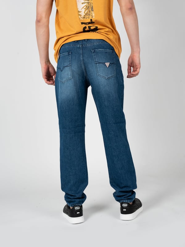Este corte clásico se adapta perfectamente a cualquier estilo, desde el casual hasta el más elegante, manteniendo al mismo tiempo la máxima comodidad en su uso.
El cómodo cierre con cremallera y botón con el logo de la marca otorga a los pantalones un carácter único, además de garantizar la facilidad en su uso.
Sus piernas rectas aseguran un gran ajuste y una apariencia atemporal que nunca pasa de moda.
La cintura media de estos pantalones es la solución ideal para aquellos que valoran la comodidad y la versatilidad en el uso diario.
Cinco bolsillos funcionales ofrecen comodidad y practicidad, permitiendo llevar los elementos esenciales sin necesidad de una bolsa o mochila.
Una elegante etiqueta con el nombre de la marca colocada en el bolsillo trasero es un signo discreto pero claro de calidad y pertenencia a un grupo de productos seleccionados.
El uso de telas de alta calidad garantiza la durabilidad y hace que los pantalones mantengan su apariencia ideal por mucho tiempo.