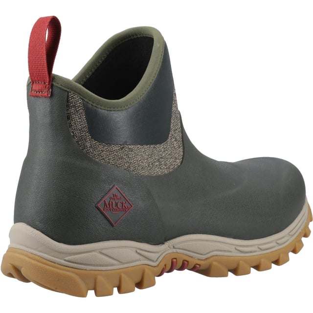 De Arctic Sport II Ankle is gemaakt van Muck's traditionele handgelegde rubber. Om het gewicht te verminderen en de flexibiliteit te vergroten, hebben we onze Muckskin technologie gebruikt. Deze technologie bestaat uit een bedrukte rubberen coating over neopreen die 100% waterdicht is.