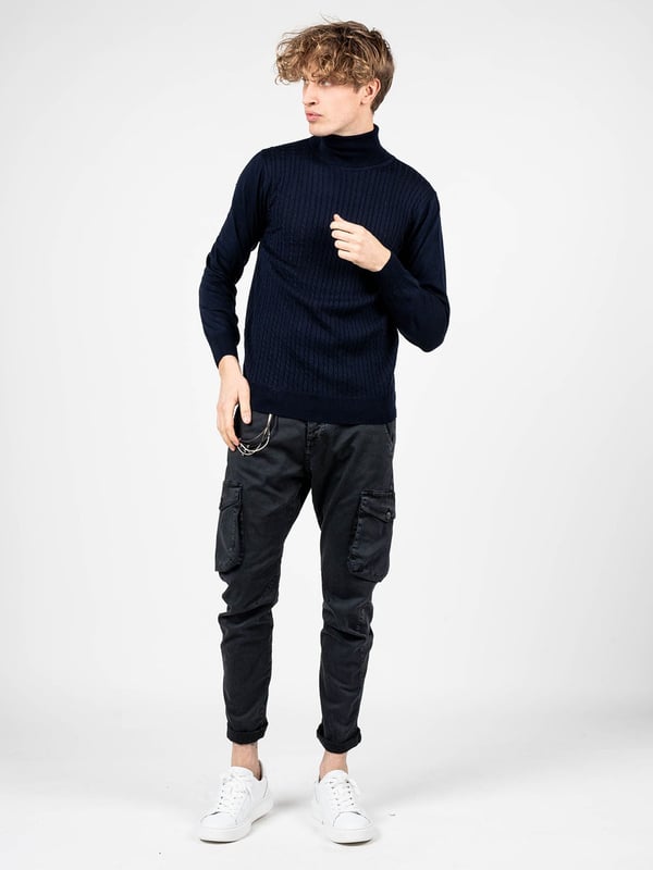 Estilo sencillo
Con cuello de polo
Con un adorno texturizado
Bajo, mangas y cuello rematados con puños elásticos
Hecho de una tela de alta calidad con lana merino
Fabricado en Italia
