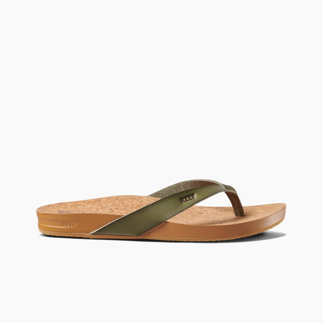 In the court of style, these rule! We made a few subtle twists to the trusty flip flop for a refined look. The strap is tapered, made of metallic vegan leather. But REEF’s signature comfort stays the same, with high-energy rebound, arch support and heel cupping.