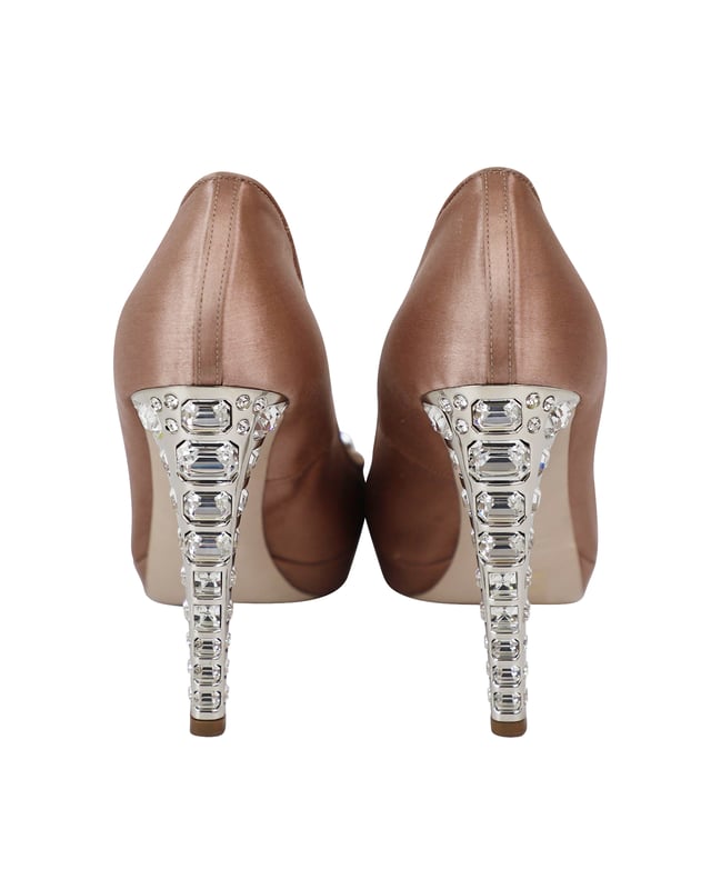 VINTAGE, UVP WIE NEU
Setzen Sie ein atemberaubendes Statement mit diesen wunderschönen Plattform-Pumps von Miu Miu! Die beigen Pumps sind aus Satin gefertigt und verfügen über Peep-Toes mit Kristallverzierungen, Plattformen und 12 cm hohen, mit Kristallen besetzten Absätzen. Enthält Box und Staubbeutel.

Miu Miu Kristallverzierte Peep Toe Plattform-Pumps aus nude Satin
Zustand: gut
Material: Satin
Größe: 38
Abnutzungserscheinungen: Flecken, abgeriebene Sohlen
SKU: 261762