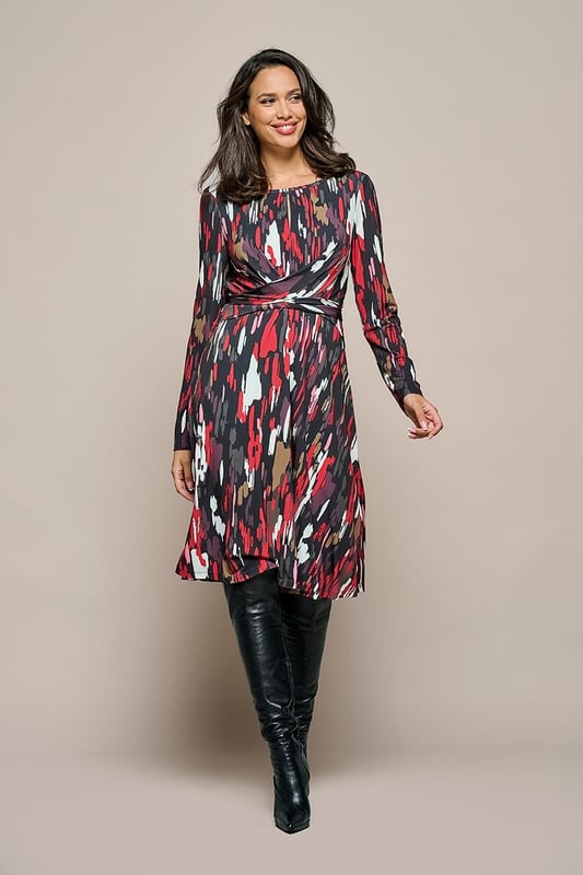 Straal in een prachtige jersey print jurk van Mart Visser. De Maddie print jurk in taupe multi is gemaakt van comfortabele jersey stretchstof en heeft een unieke taupekleurige grafische print. Het kleurenpalet van deze print bestaat uit rood, taupe, dark berry, wit, licht roze en zwart. Deze stijlvolle jurk heeft een A-lijn rok met strikbanden die op verschillende manieren te knopen zijn. De jurk valt ruim over de knie, heeft lange mouwen en een uniek key-hole detail bij de hals. Met zijn fit en flare pasvorm creëren de strikbanden in de taille een flatterend effect bij de buik, terwijl de A-lijn rok zorgt voor een speelse en zwierige uitstraling. Dresscode: maximaal vrouwelijk én maximaal comfort.