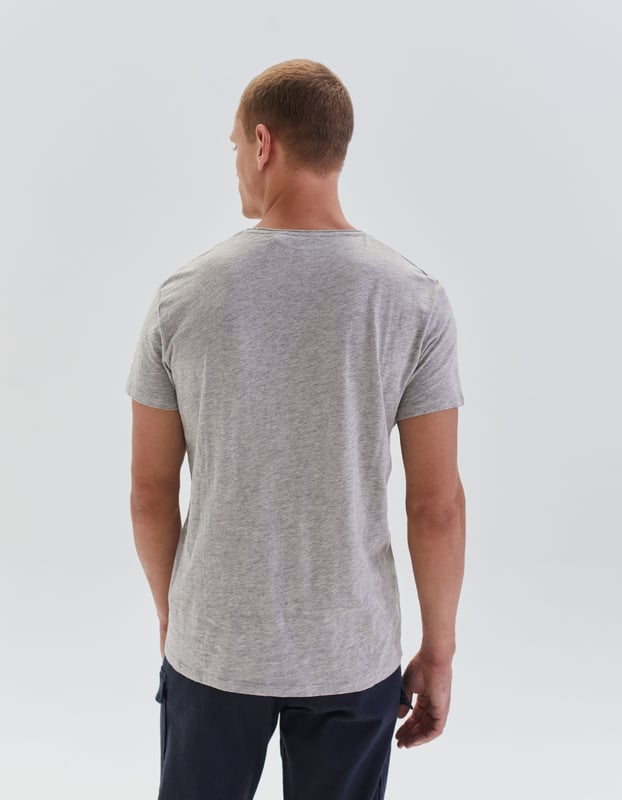 This grey T-shirt has short sleeves and regular fit.