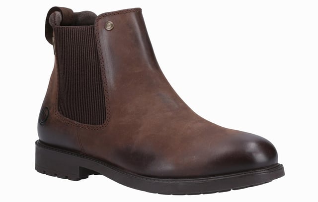 De Gretton Chelsea boot combineert een door het platteland geïnspireerde stijl met wintergereed functionaliteit. Met waterdichte leren bovenkant en memory foam zolen zorgt het ervoor dat je voeten warm, droog en comfortabel blijven het hele seizoen door. De achterste aantrekloop maakt het gemakkelijk om ze aan te trekken, terwijl het slanke ontwerp een vleugje moeiteloze stijl aan je wintergarderobe toevoegt. Perfect voor wie zowel functionaliteit als mode wil tijdens de koudere maanden. - Waterdichte leren bovenkant - Achterste aantrekloop voor gemakkelijk aan- en uittrekken - Memory foam zolen - Cotswold branding