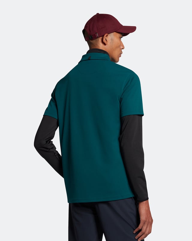 Lyle & Scott Golf Technical Polo Shirt för herrar är det perfekta plagget för att hålla dig sval och bekväm på banan. Konstruerad med lätt, mjuk, slitstark polyester som ger en andningsbar passform, detaljstygn och design vid kragen ger en subtil touch av stil som talar till vårt långa arv i spelet. Avslutad med treknäppt knappslå och signatur Golden Eagle.
 
Passform: Vanlig
Den är utformad för att passa kroppen varken för hårt eller för löst, vilket ger dig en klassisk, tidlöst snygg look. Vi rekommenderar att du beställer din vanliga storlek, men om du är mitt emellan två, välj en storlek större.