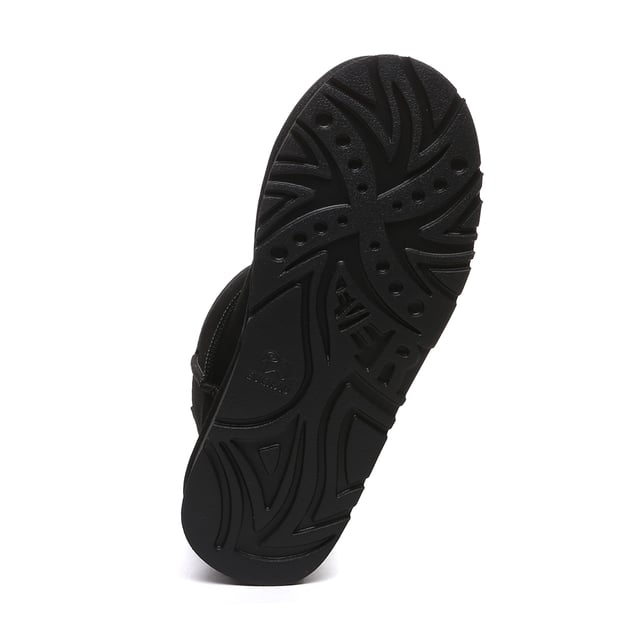Als je houdt van extra hoogte en ondersteuning, zijn de Dusky Boots ideaal. Ze passen moeiteloos bij een bijpassend trainingspak, waardoor ze geweldig zijn voor binnen loungen of snelle uitstapjes naar buiten. Deze laarzen combineren comfort en stijl feilloos en zijn essentieel voor kille seizoenen.
