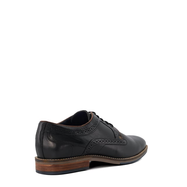 Embrace classic styling with our elevated wing-tip brogue, Bennett. The brogue detailing lifts this otherwise minimal style, making it more versatile for both formal and less formal occasions. Crafted from the finest material, and made to last, Bennett culminates in metal hardware trims and our bespoke visible topstitching, setting the look apart.
