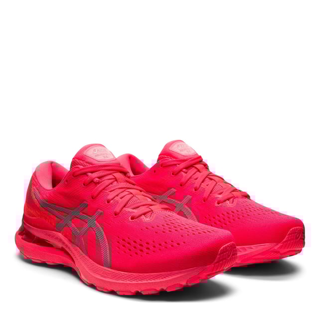 Asics GEL-Kayano 28 Lite-Show Zapatillas de Correr para Hombre - Ilumina tu carrera con las Zapatillas de Correr GEL-Kayano 28 Lite Show de Asics. Estos corredores neutros se benefician de estar confeccionados con espuma FF Blast y tecnología GEL, lo que ofrece una excelente amortiguación, respuesta y absorción de impactos. La parte superior de malla técnica mejora la transpirabilidad para mantener tus pies frescos y cómodos, mientras que la suela AHARPLUS proporciona tracción duradera y la tecnología Dynamic Duomax ayuda a reducir la pronación. Las Gel Kayano 28 también cuentan con la tecnología 3D Space Construction que mejora la compresión al impacto del pie, mientras que la plantilla OrthoLite X-55 proporciona aún más comodidad directamente en la planta del pie y la tecnología TRUSSTIC ayuda a mejorar la estabilidad. La versión Lite-Show ofrece detalles reflectantes en toda la zapatilla y se completa con cierre de cordones, un collarín acolchado para el tobillo y un diseño de color audaz con la clásica marca Asics en el lateral. Parte superior sintética y textil con forro sintético y suela sintética.